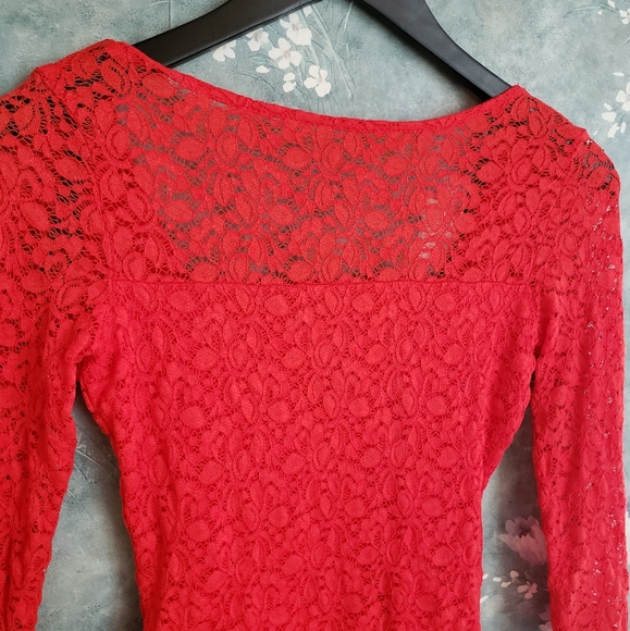 BEBE bright red lace fitted top - Picture 5 of 8